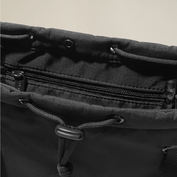 BEYOND YOGA Convertible Gym Bag Black NWT - Picture 6 of 12